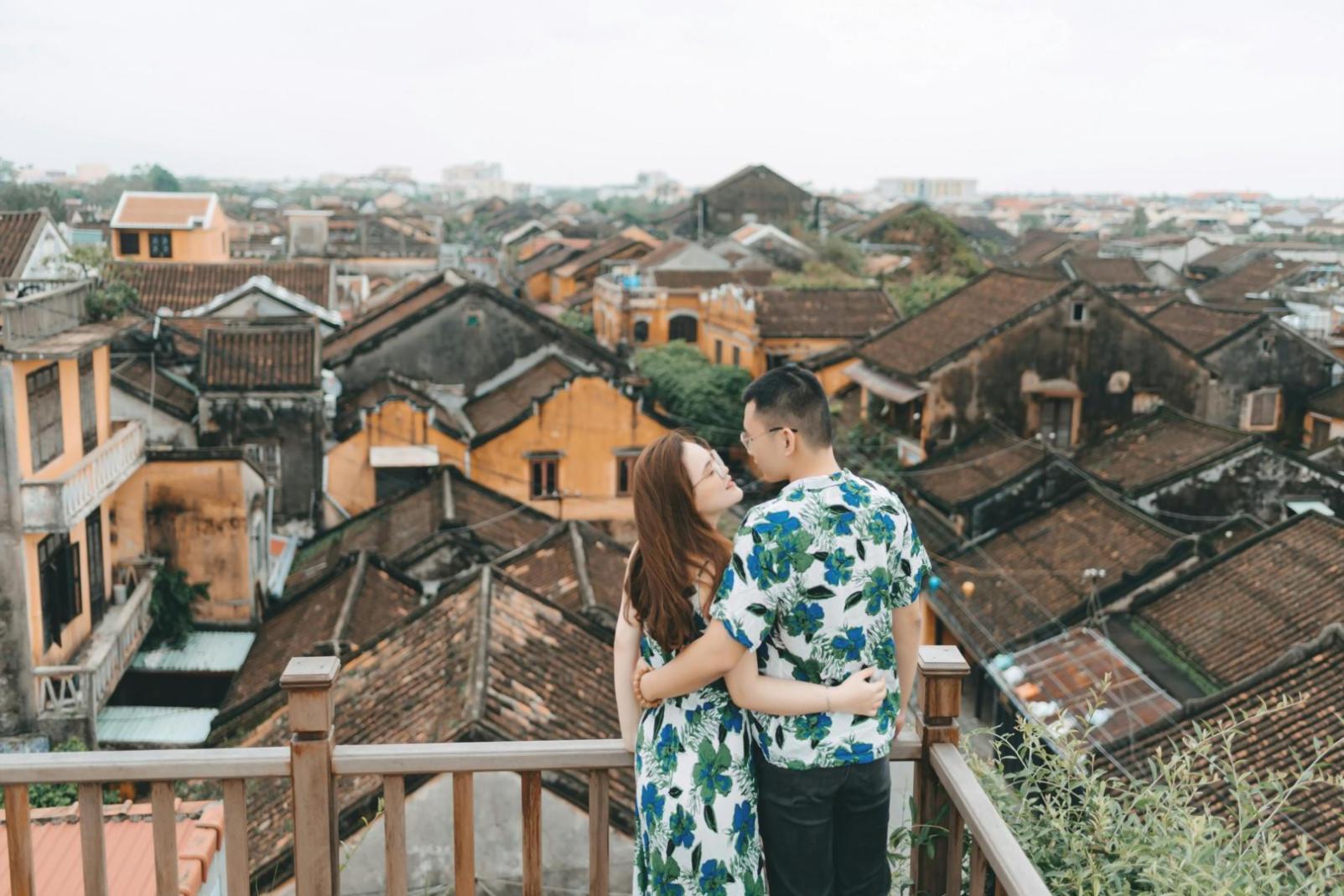 Family members collaborating with support coordinator to plan care arrangements